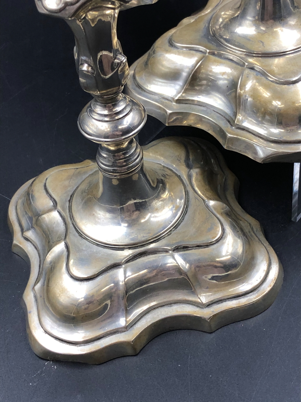 A MATCHED SET OF THREE CONTINENTAL SILVER CANDLESTICKS WITH REMOVABLE DRIP TRAYS, ON SHAPED SQUARE - Image 6 of 12