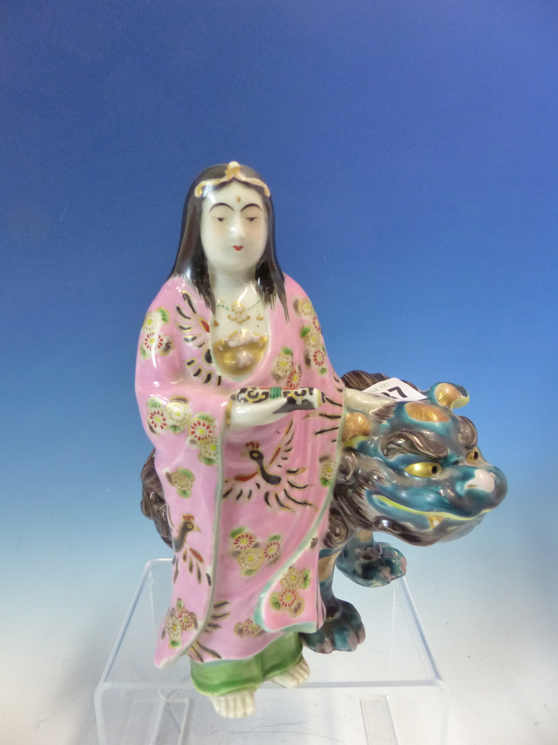 A JAPANESE PORCELAIN FIGURE OF KWANNON STANDING HOLDING A SCROLL, HER PINK ROBE CONTRASTING WITH THE - Image 2 of 5