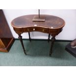 A LATE VICTORIAN CROSS BANDED MAHOGANY KIDNEY SHAPED WRITING TABLE, THE LEATHER INSET TOP OVER AN