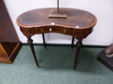 A LATE VICTORIAN CROSS BANDED MAHOGANY KIDNEY SHAPED WRITING TABLE, THE LEATHER INSET TOP OVER AN