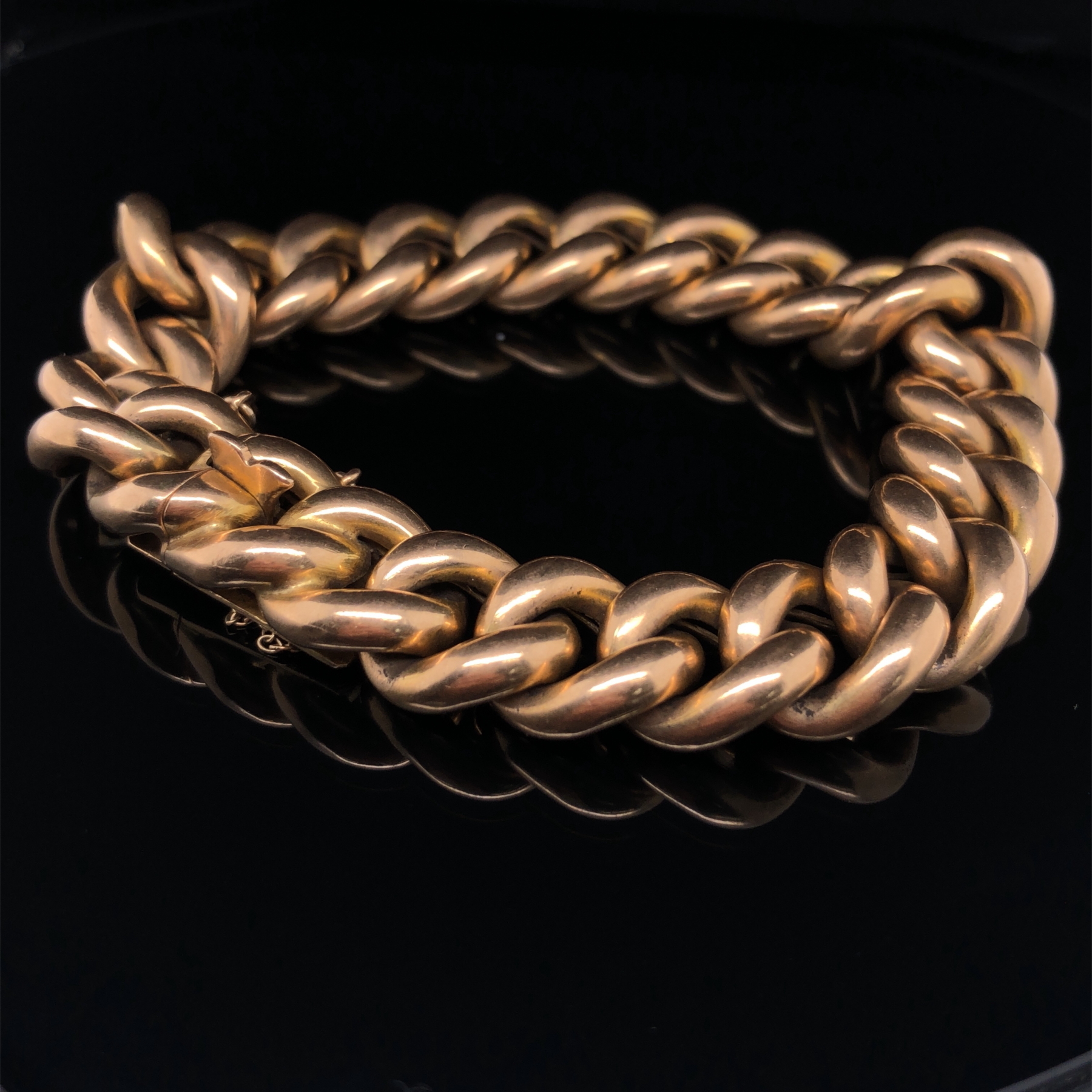 AN EDWARDIAN 15ct GOLD CURB BRACELET, COMPLETE WITH INTEGRAL CLASP AND SAFETY CHAIN. LENGTH APPROX - Image 2 of 5