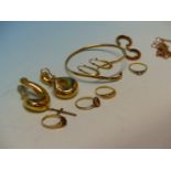 GOLD AND GEMSET JEWELLERY TO INCLUDE A PAIR OF LARGE 9ct GOLD LEVER BACK DROP EARRINGS, AND TWO