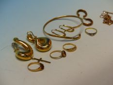 GOLD AND GEMSET JEWELLERY TO INCLUDE A PAIR OF LARGE 9ct GOLD LEVER BACK DROP EARRINGS, AND TWO