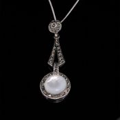 A SILVER, MARCASITE, AND MOTHER OF PEARL ART DECO STYLE SILVER PENDANT, SUSPENDED ON A SILVER CURB