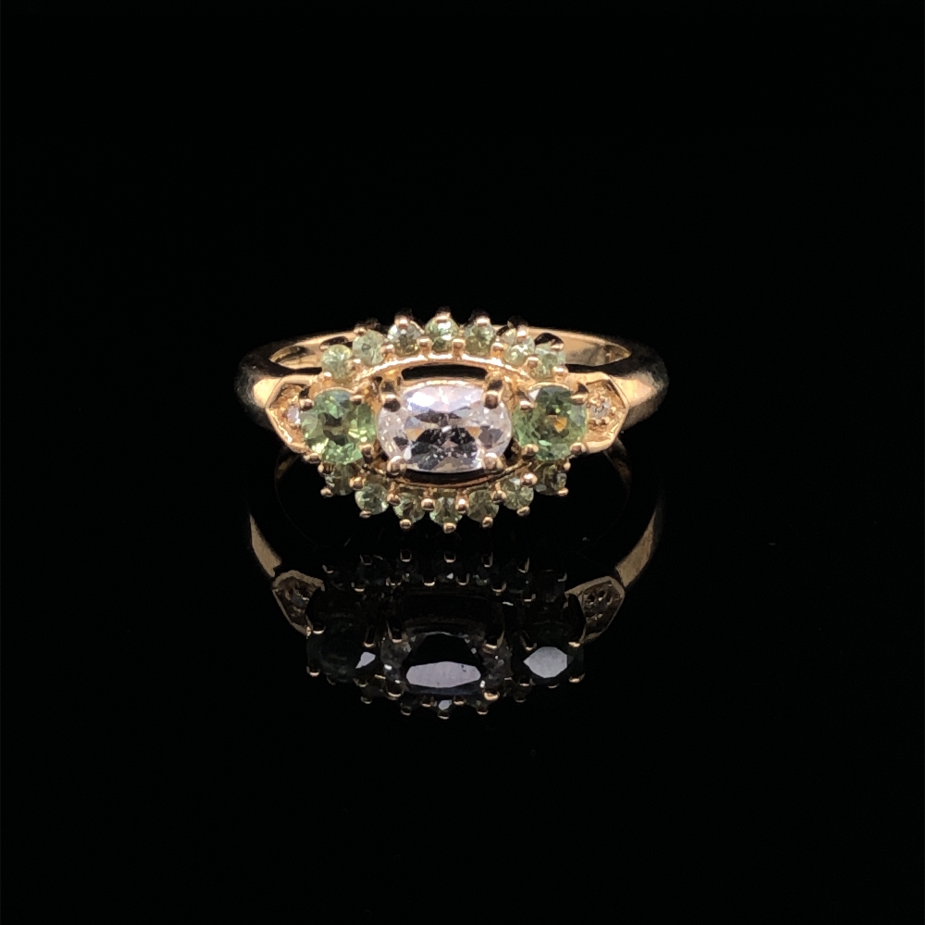 A 9ct GOLD GREEN AND CHAMPAGNE GEMSTONE DRESS RING, FINGER SIZE N, WEIGHT 3.1grms. - Image 2 of 4