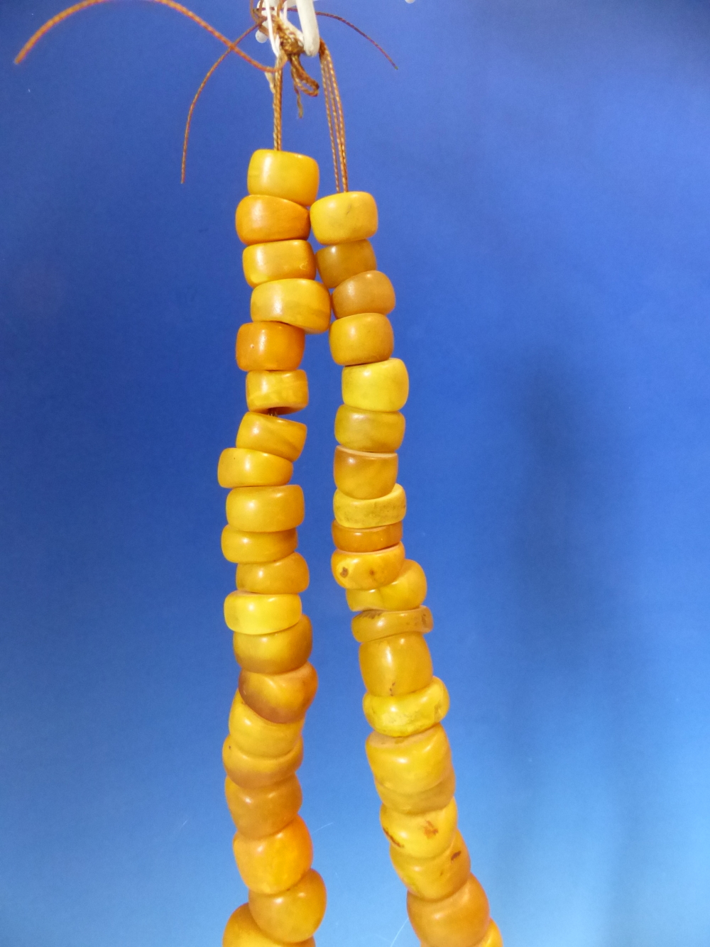 A CONTINUOUS STRING OF IRREGULAR GRADUATED ETHIOPIAN AMBER BEADS, PROBABLY FIRST HALF OF THE 20th C. - Image 3 of 8