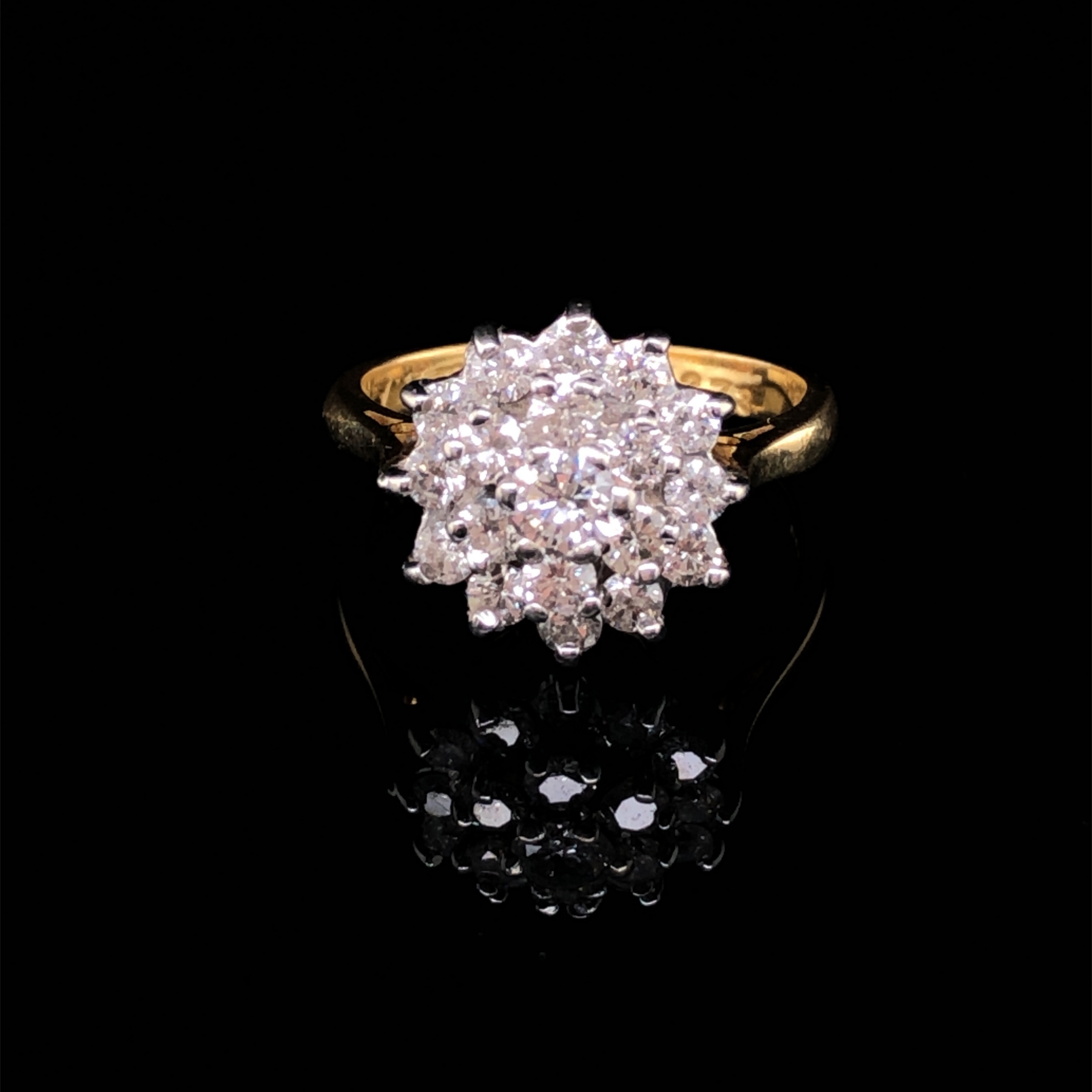 AN 18CT YELLOW GOLD AND TRIPLE TIER DIAMOND CLUSTER RING. SET WITH NINETEEN ROUND BRILLIANT CUT - Image 7 of 8