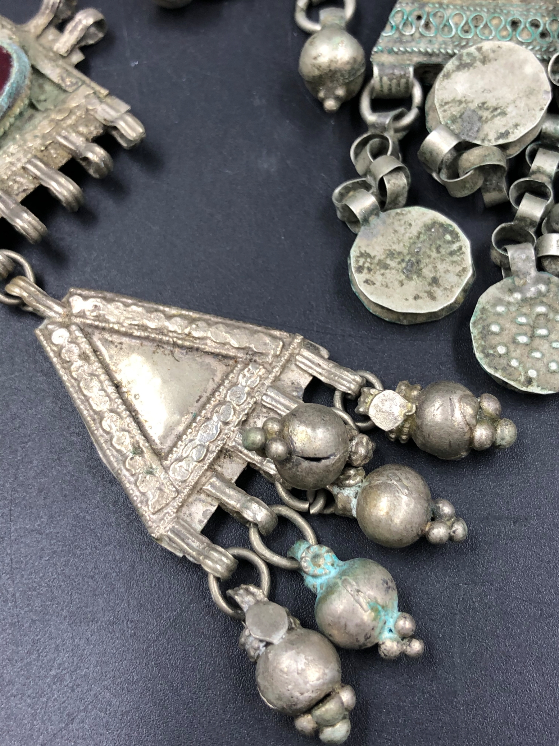 A QUANTITY OF VARIOUS VINTAGE TRIBAL NECKLACES AND ASSOCIATED PARTS INCLUDING STONE INSET AND - Image 13 of 13