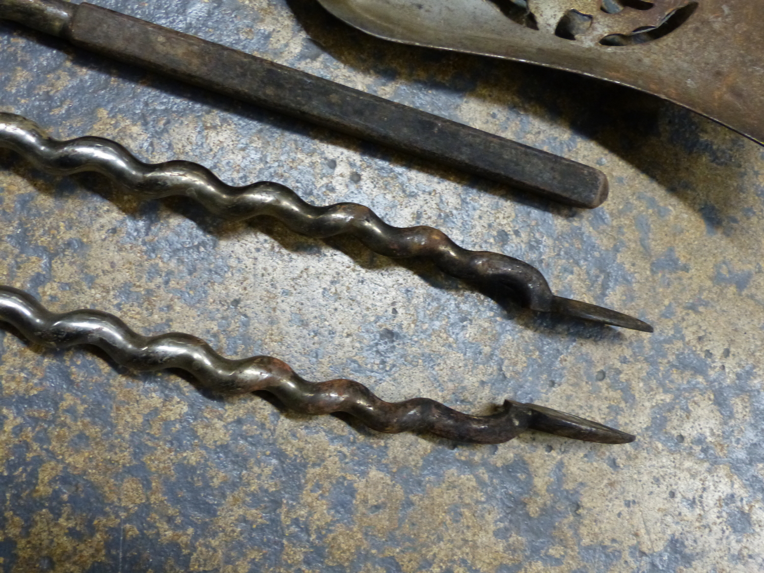 A SET OF THREE STEEL FIRE IRONS, THE SPIRAL TWIST LENGTHS TOPPED BY RING TURNED HANDLES - Image 6 of 9