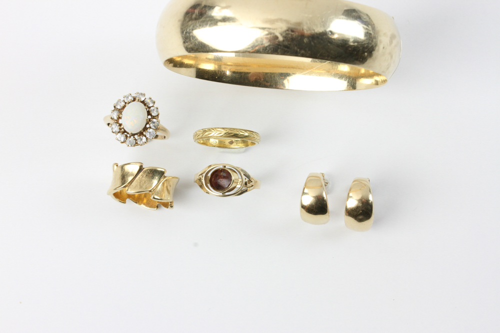 14k gold jewelry, to include: bangle bracelet and rings, approximately 39 grams TW, with 18k gold - Image 3 of 7