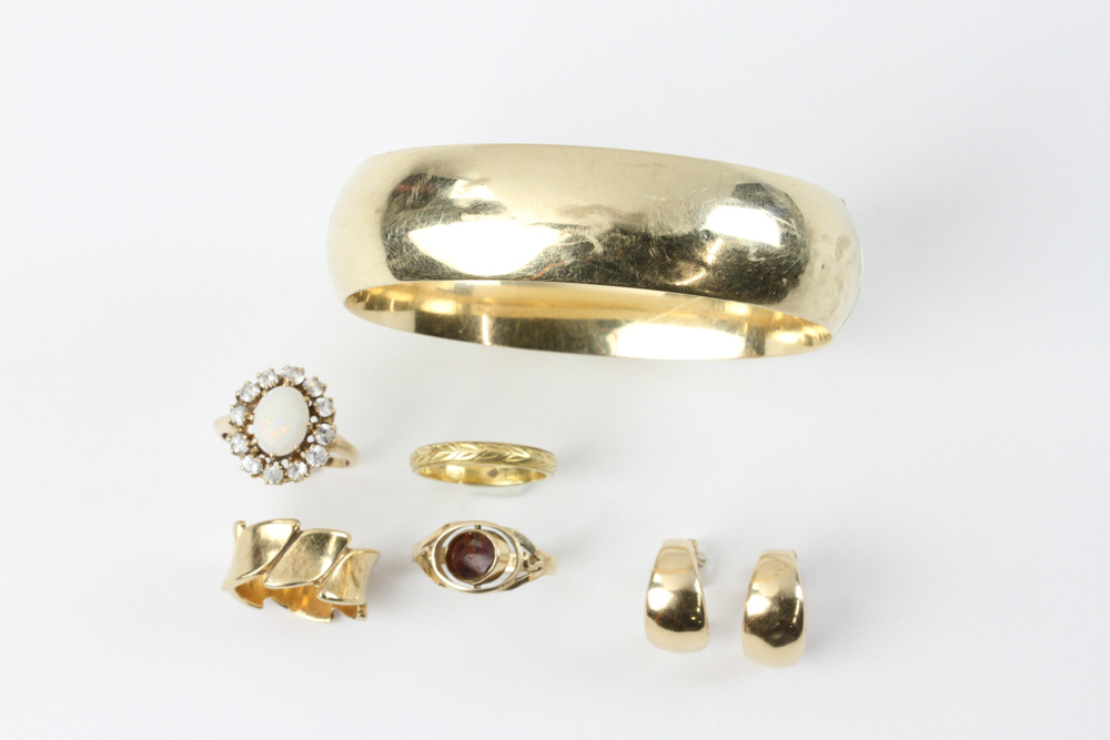 14k gold jewelry, to include: bangle bracelet and rings, approximately 39 grams TW, with 18k gold - Image 2 of 7