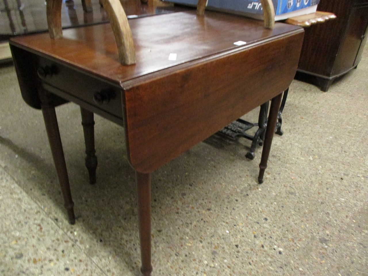 GEORGIAN PEMBROKE TABLE WITH SINGLE DRAWER TO END ON TURNED LEGS