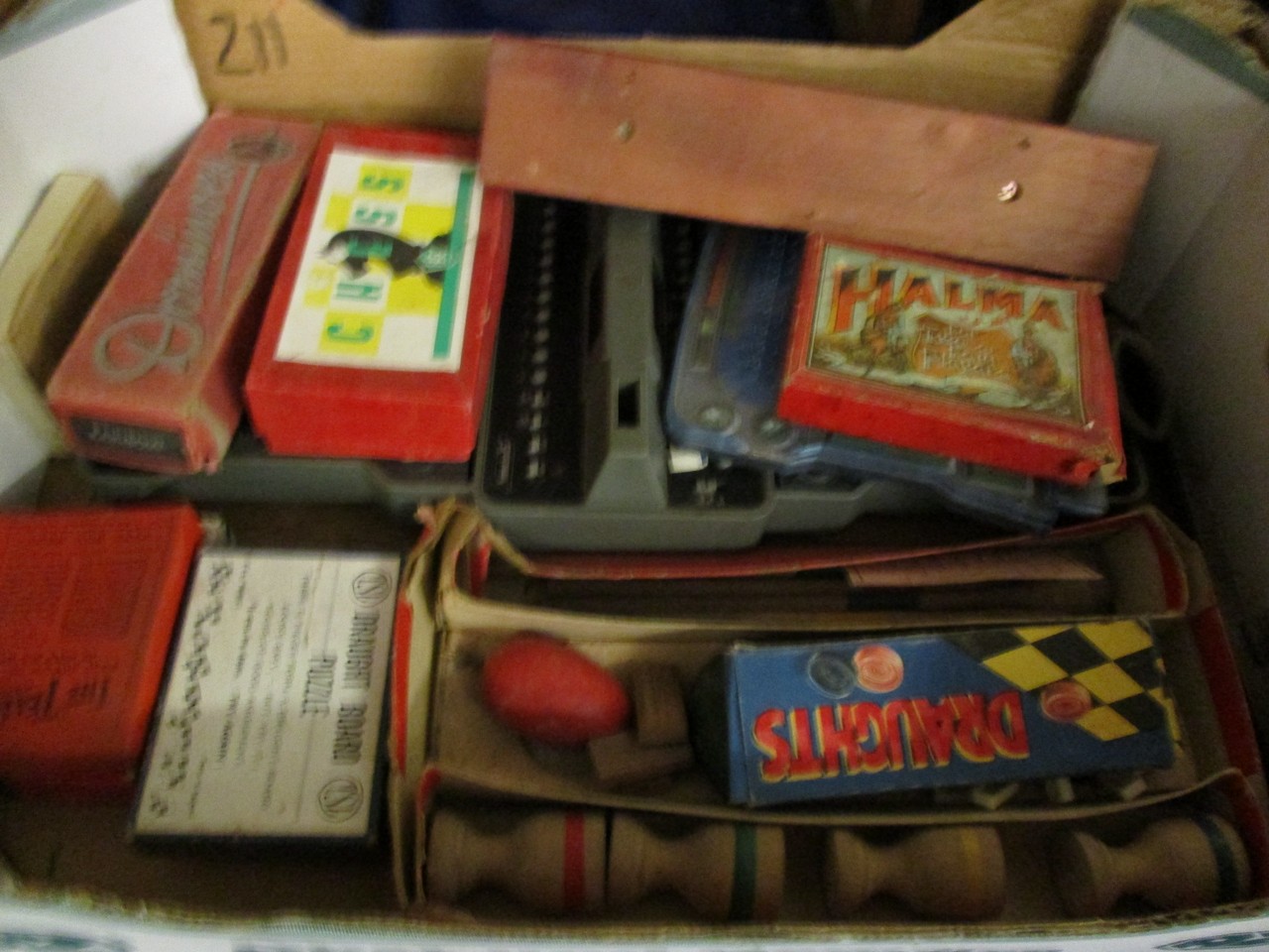 BOX OF MIXED CHILDREN’S GAMES, CHESS, DOMINOES, DRAUGHTS ETC