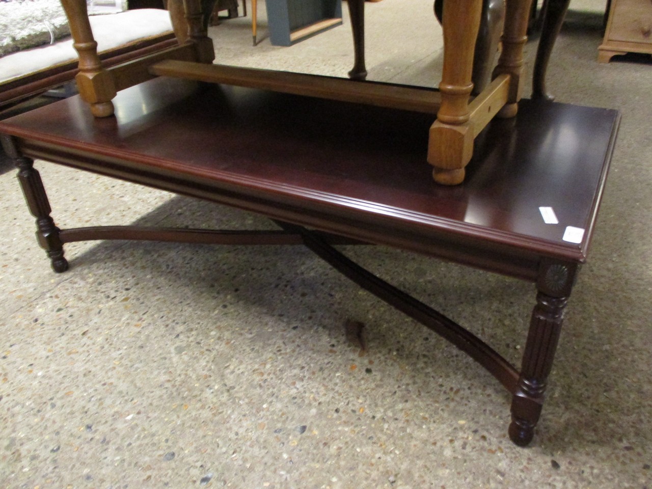 REPRODUCTION MAHOGANY RECTANGULAR COFFEE TABLE WITH AN X-FORMED STRETCHER AND REEDED LEGS