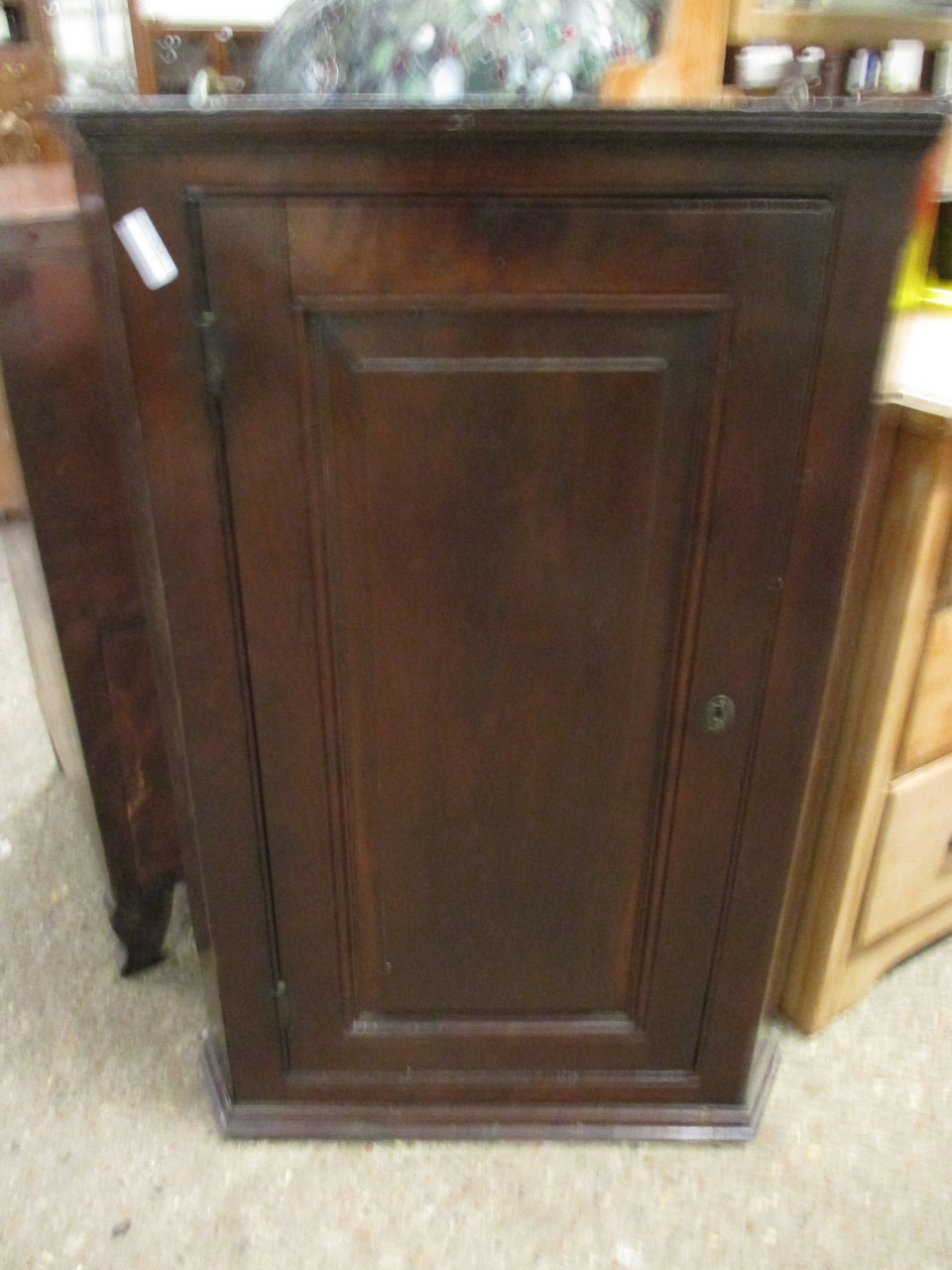 18TH CENTURY OAK CORNER MOUNTED CUPBOARD WITH SINGLE DOOR