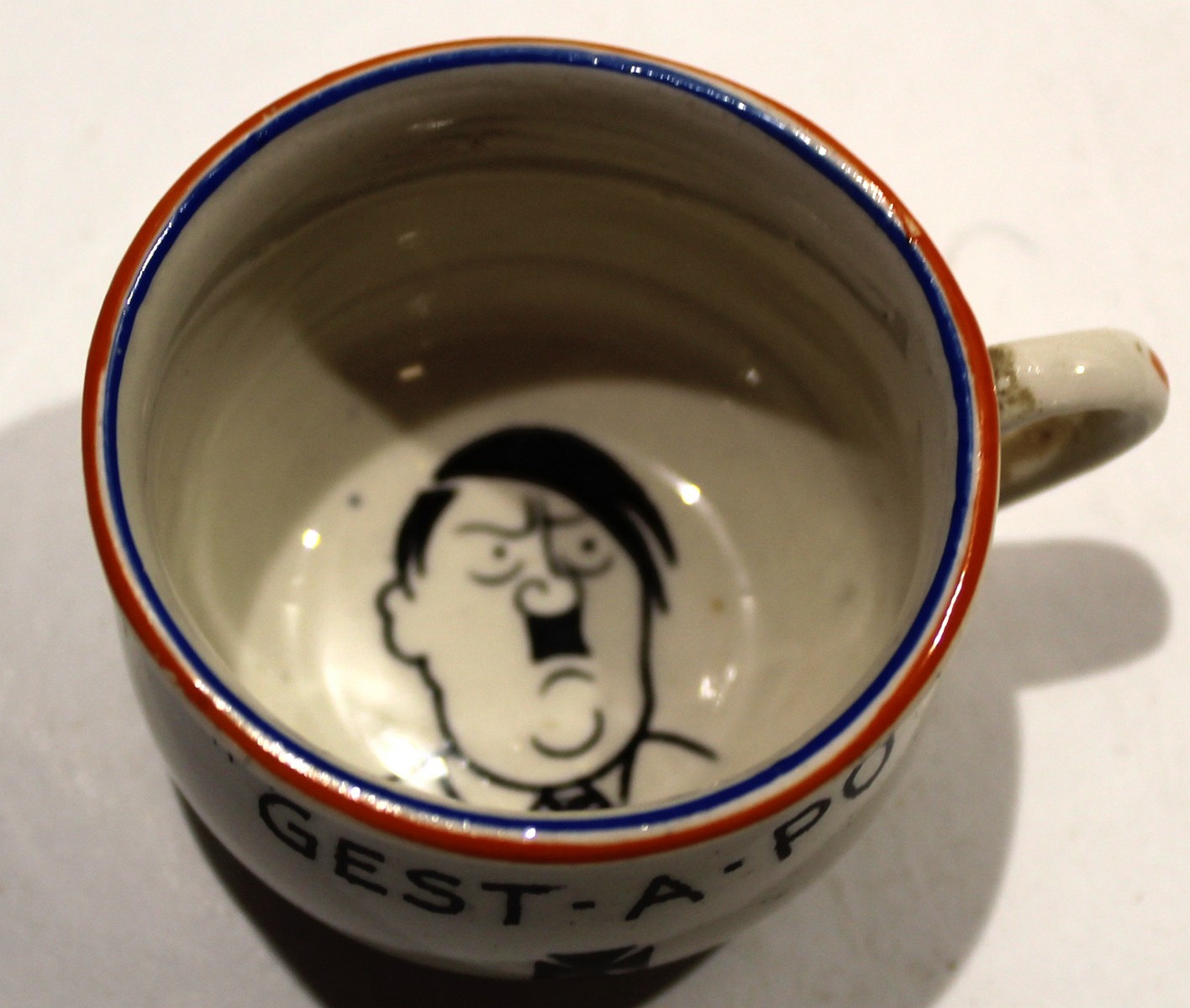 Miniature humorous chamber pot of WWII interest^ decorated with an image of Hitler to the interior - Image 2 of 3