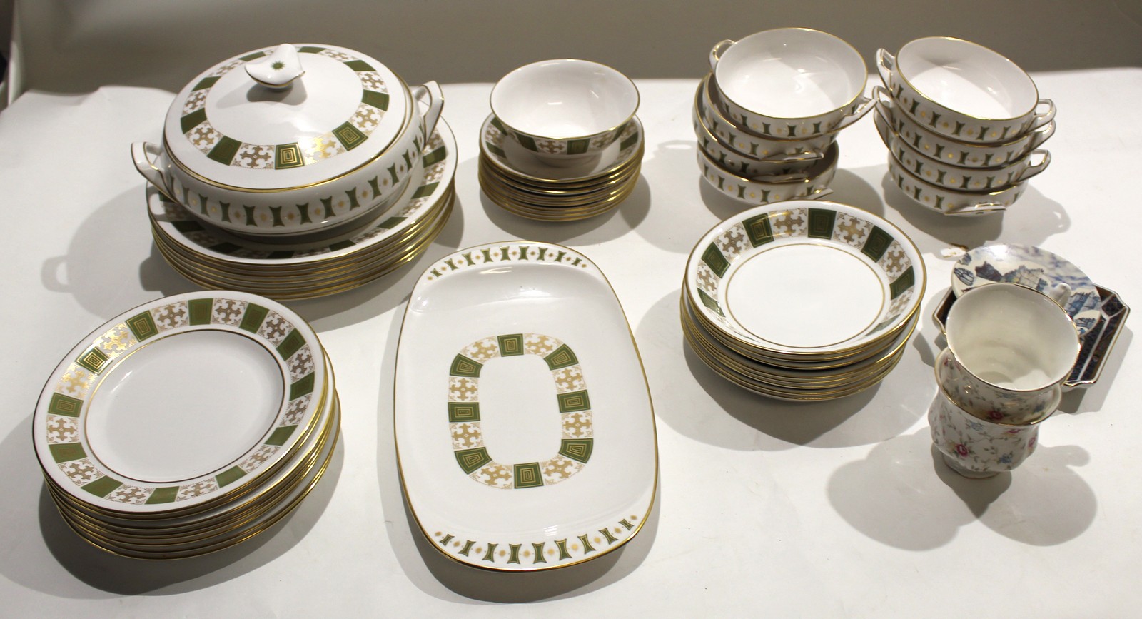 Quantity of Spode dinner wares decorated in the Persia pattern Y8018^ comprising 7 dinner plates^