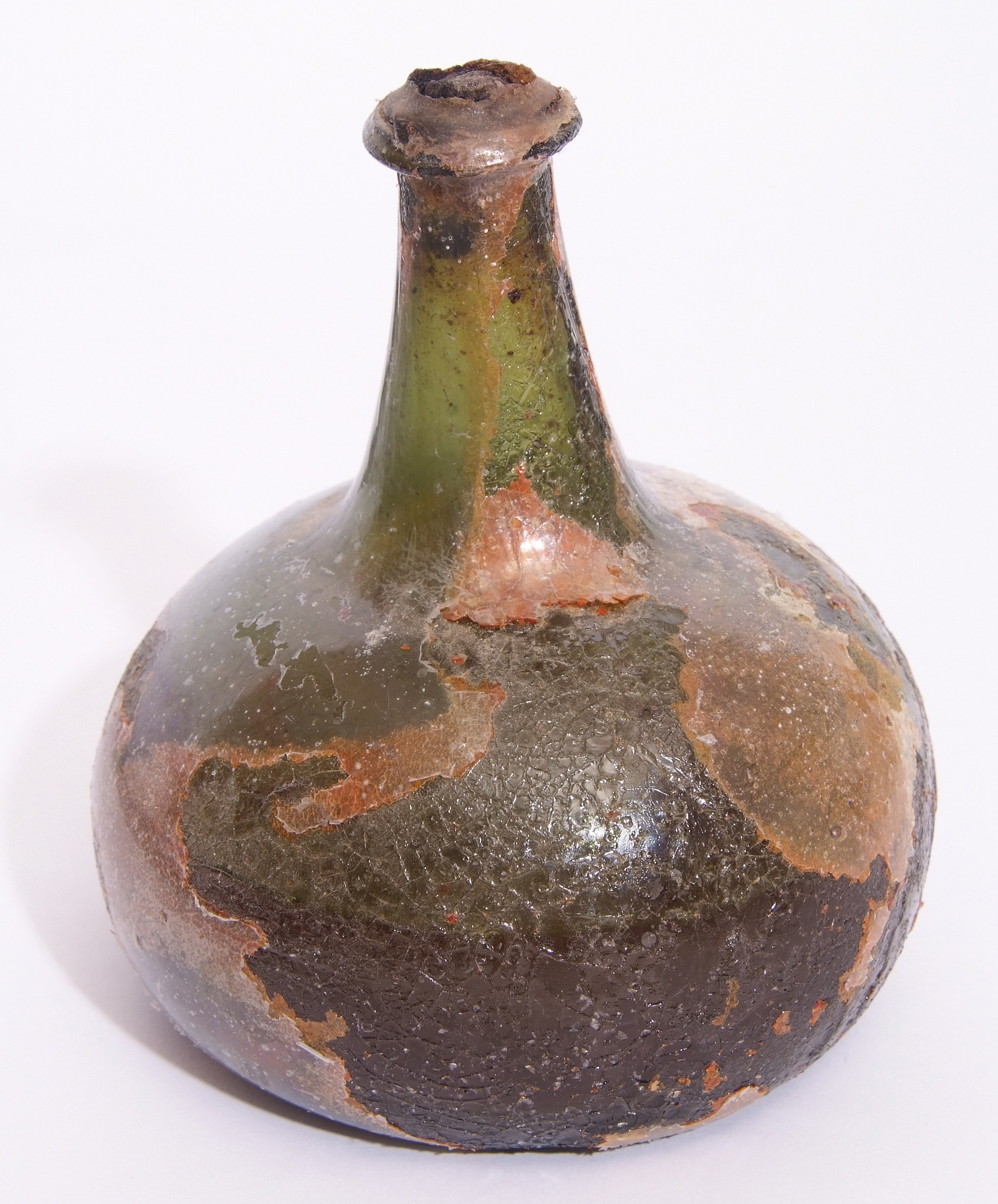 Late 17th century onion glass wine bottle with original stopper and contents, 16cm high - Image 5 of 5