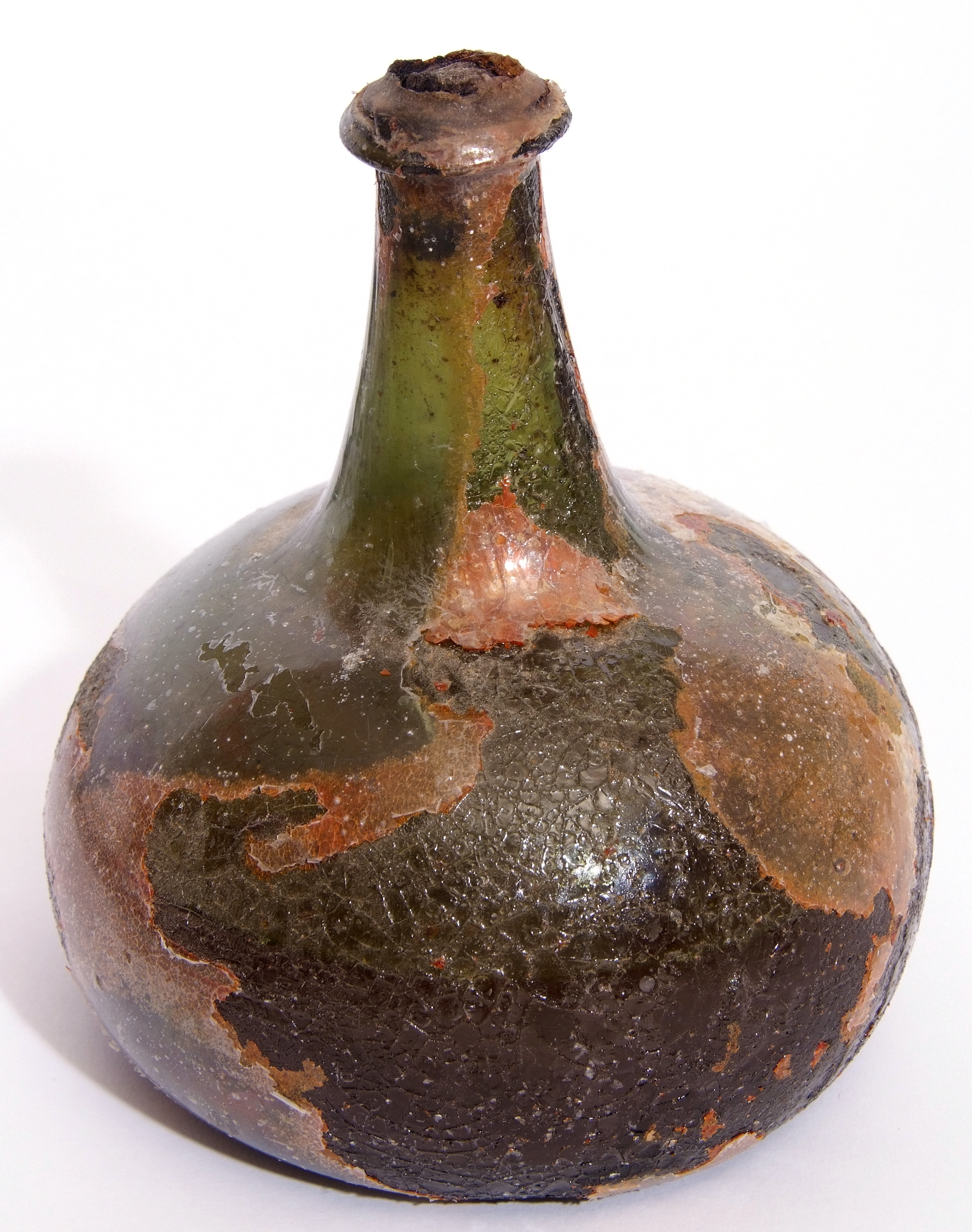 Late 17th century onion glass wine bottle with original stopper and contents, 16cm high - Image 4 of 5