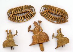 Quantity of Royal Norfolk cap badges and insignia to include collar dogs and shoulder titles