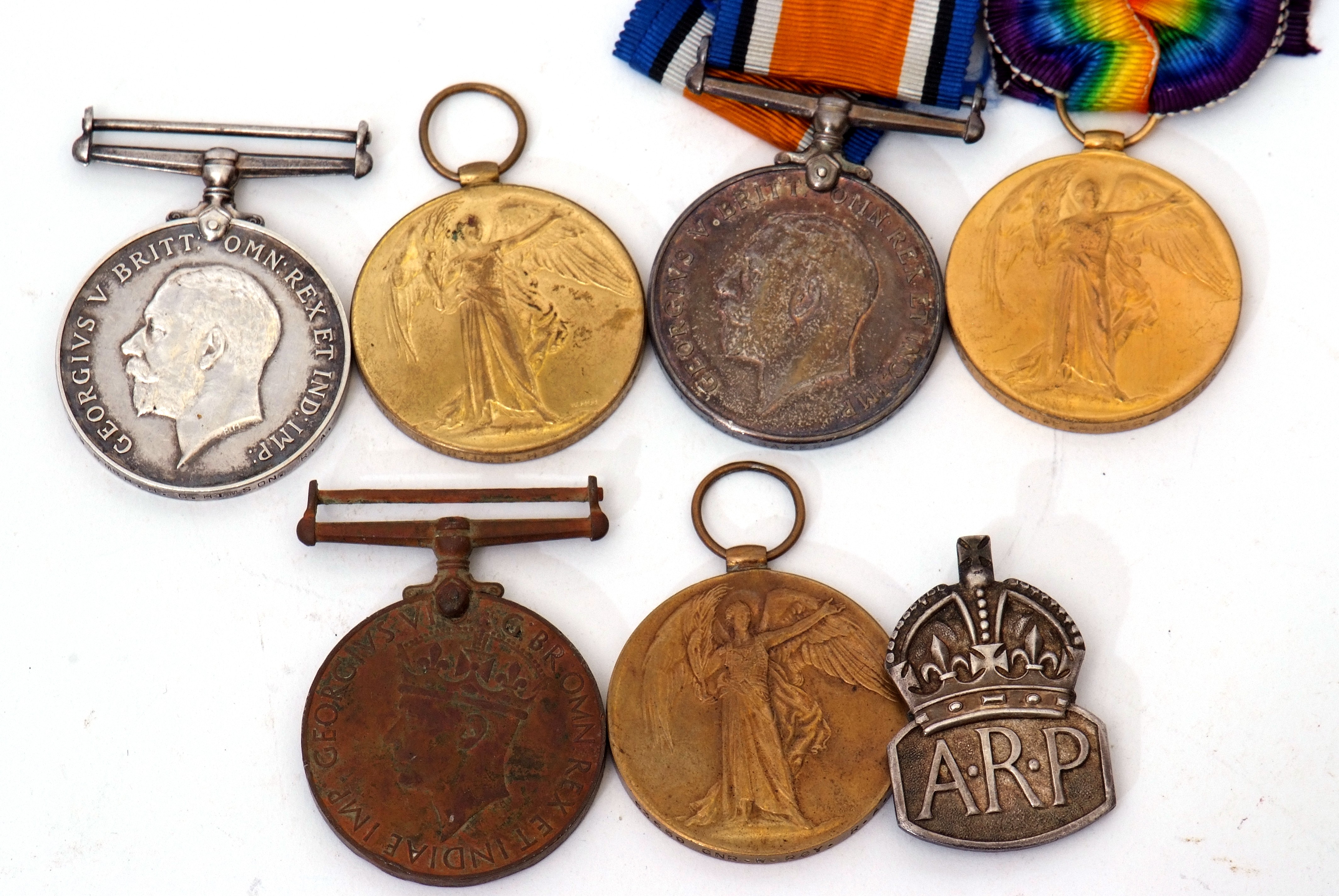 Great War pair of medals to No 29078 Pte H E Baker of Essex Regt to include British War Medal and