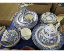 MIXED LOT OF BLUE AND WHITE WILLOW PATTERN PRINTED PLATES ETC