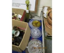 MIXED LOT OF GLASS WARES TO INCLUDE CUT GLASS BOWLS, GREEN GLASS DECANTER ETC