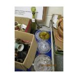 MIXED LOT OF GLASS WARES TO INCLUDE CUT GLASS BOWLS, GREEN GLASS DECANTER ETC