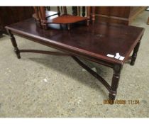 REPRODUCTION MAHOGANY RECTANGULAR COFFEE TABLE WITH AN X-FORMED STRETCHER AND REEDED LEGS