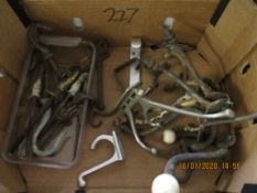 BOX CONTAINING MIXED VINTAGE BRASS HOOKS