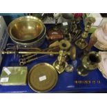 MIXED LOT OF BRASS WARES TO INCLUDE A BOWL, COMPANION SET, CANDLESTICKS ETC