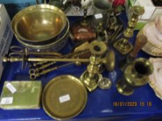 MIXED LOT OF BRASS WARES TO INCLUDE A BOWL, COMPANION SET, CANDLESTICKS ETC