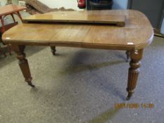19TH CENTURY OAK EXTENDING DINING TABLE WITH TWO EXTRA LEAVES WITH REEDED LEGS