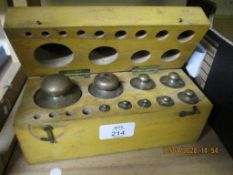 COLLECTION OF BRASS WEIGHTS FROM 1KG DOWNWARDS IN ORIGINAL BOX