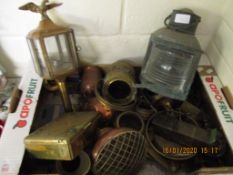 SMALL PORT SHIP’S LIGHT AND A REPRODUCTION CARRIAGE LAMP, MIXED MINIATURE BRASS WARES ETC