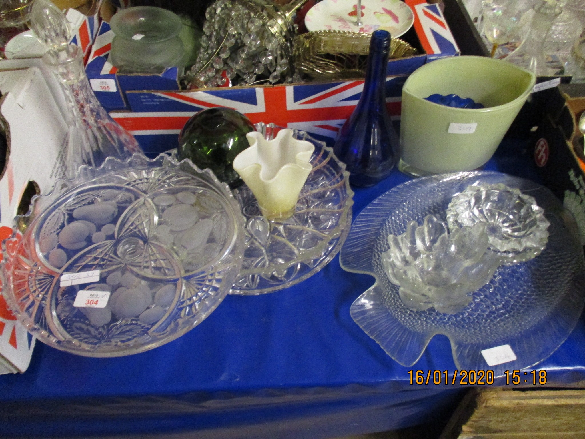 MIXED LOT CONTAINING A CAKE STAND, BOWLS, DECANTER, FISH DISH ETC