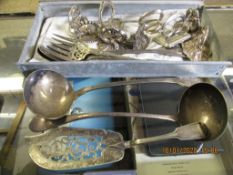 BOX CONTAINING MIXED SILVER PLATED FISH SERVER, BASTING SPOONS, ENTRÉE DISH LIDS ETC