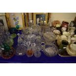 QUANTITY OF MIXED GLASS WARES TO INCLUDE CAKE STANDS, VASES, DECANTERS, BOWLS ETC