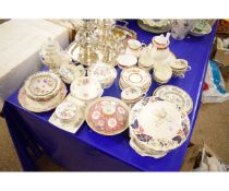 QUANTITY OF MIXED CHINA WARES TO INCLUDE A MINTONS LIDDED BOWL, MINTONS CRIMPED EDGE DISHES, AYNSLEY