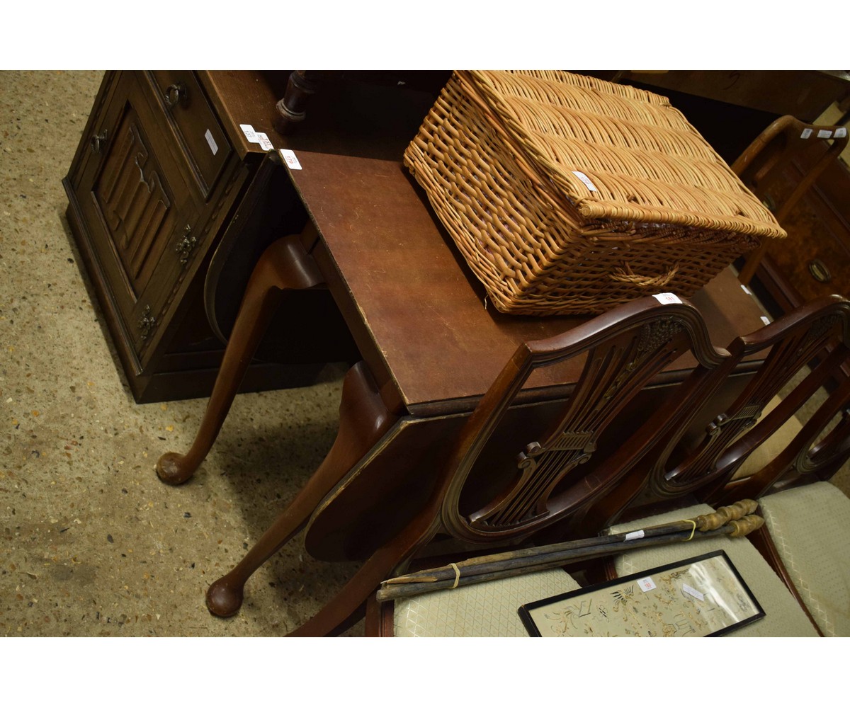 MID-20TH CENTURY MAHOGANY DROP LEAF TABLE RAISED ON FOUR PAD FEET