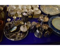 MIXED LOT OF SILVER PLATED WARES TO INCLUDE A THREE PIECE TEA SET, TOAST RACKS ETC