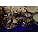 MIXED LOT OF SILVER PLATED WARES TO INCLUDE A THREE PIECE TEA SET, TOAST RACKS ETC