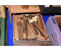BOX CONTAINING MIXED VINTAGE HAMMERS ETC