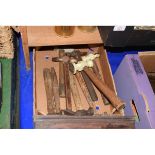 BOX CONTAINING MIXED VINTAGE HAMMERS ETC