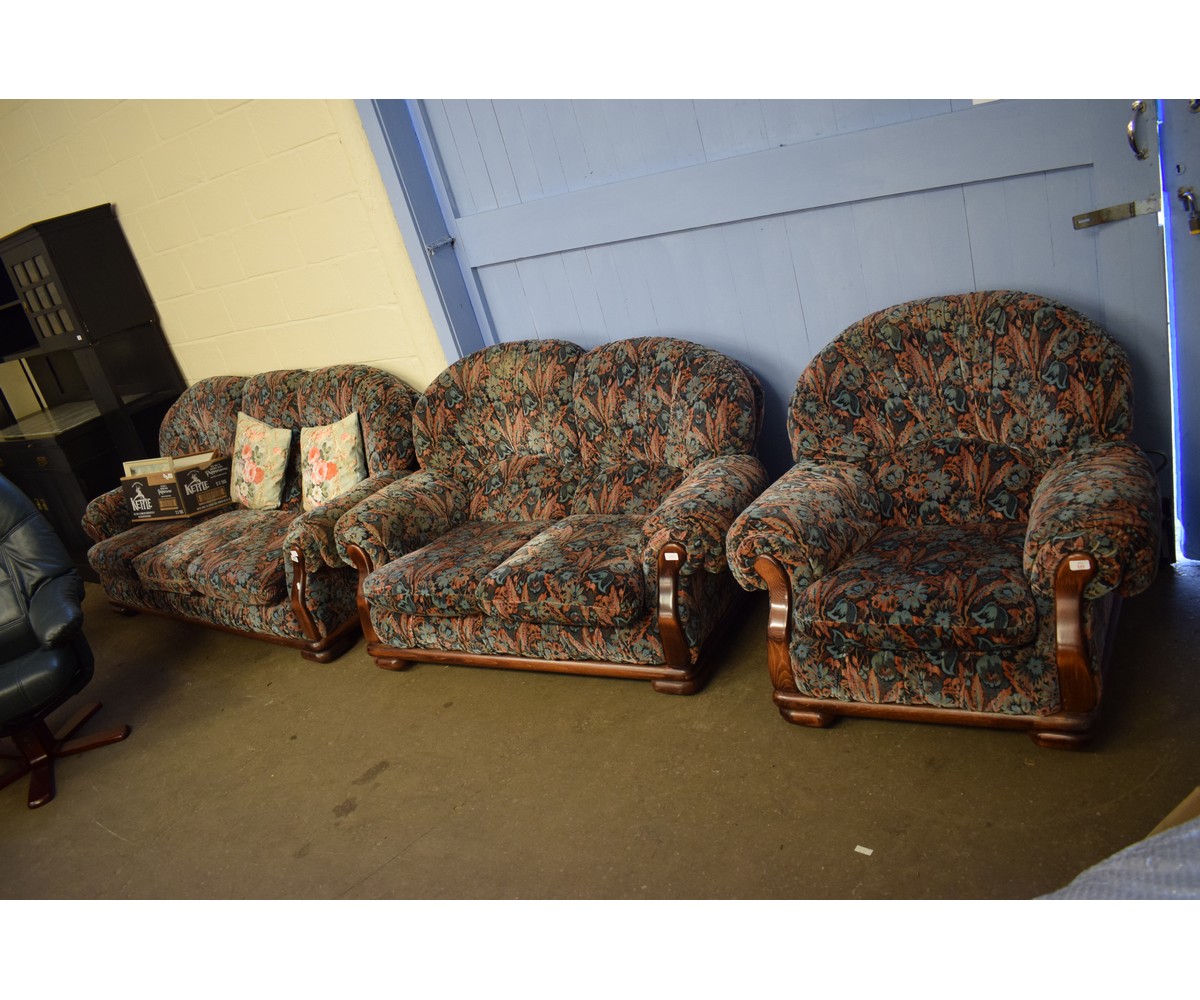 GOOD QUALITY MODERN FLORAL PATTERNED THREE PIECE SUITE COMPRISING A THREE SEATER SOFA, TWO SEATER