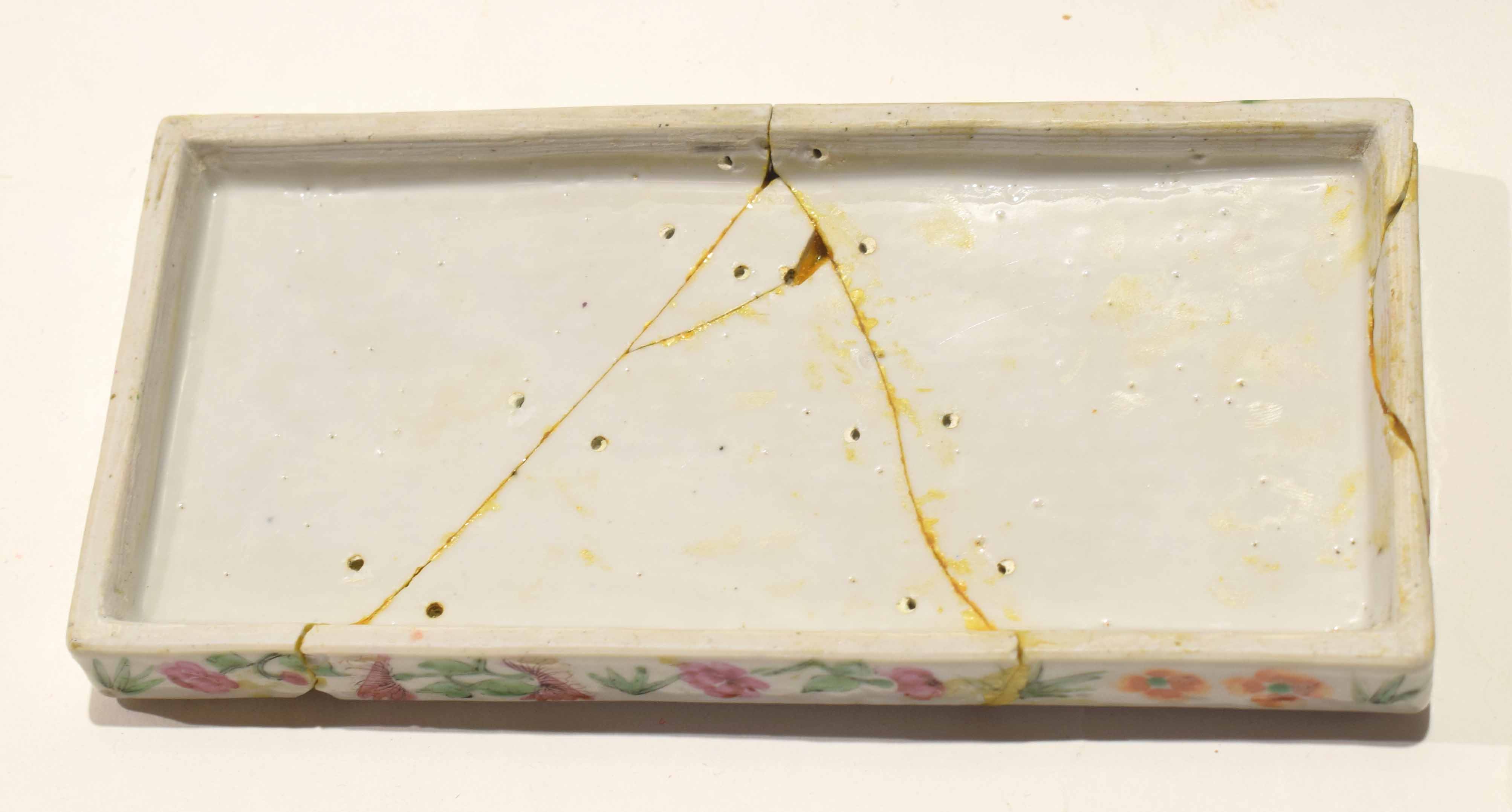 Late 19th century Cantonese porcelain rectangular box and cover decorated in famille rose with - Image 3 of 7
