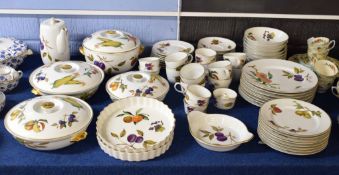 Significant quantity of Royal Worcester Evesham tablewares comprising four tureens of various sizes,
