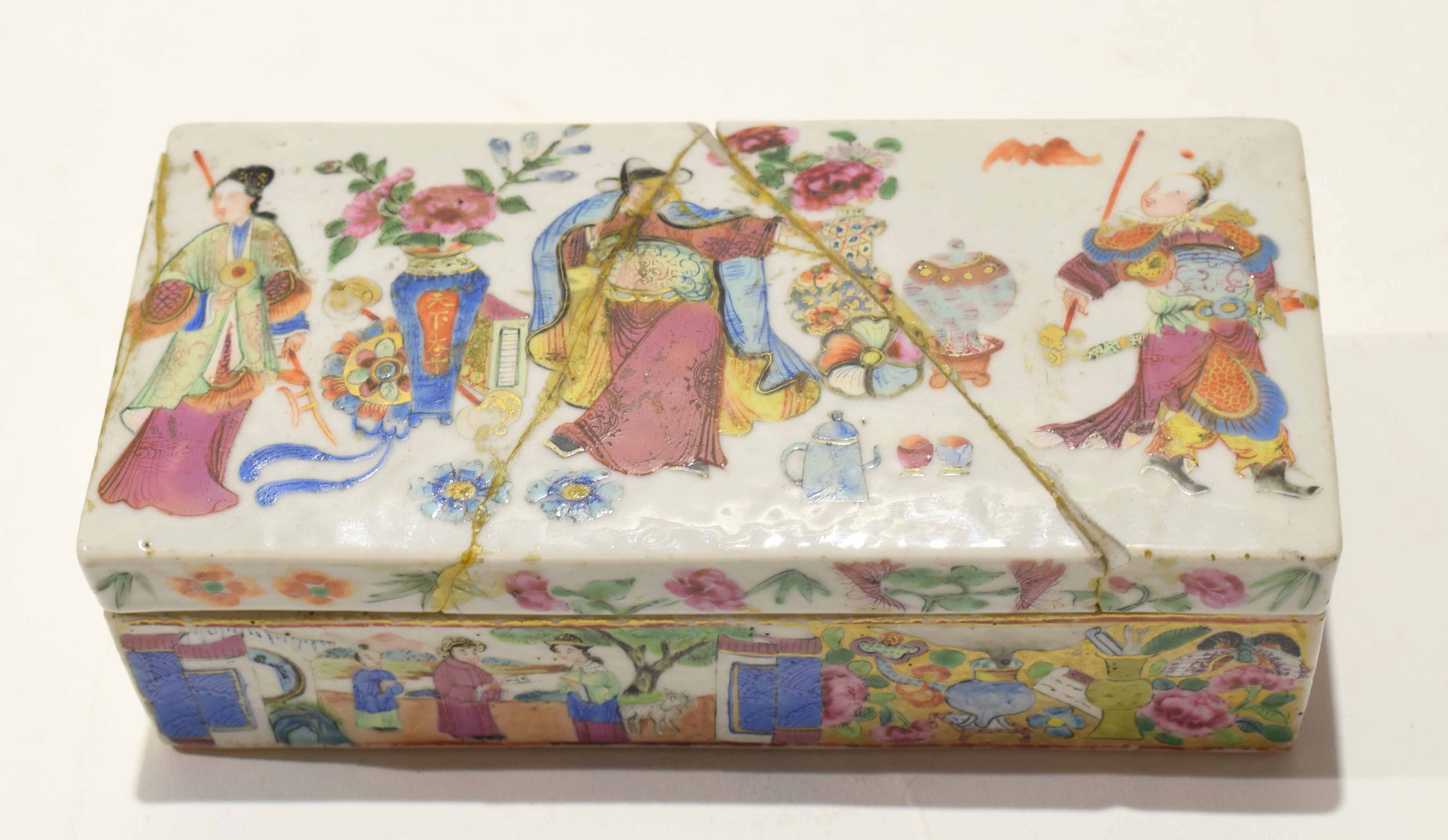 Late 19th century Cantonese porcelain rectangular box and cover decorated in famille rose with - Image 2 of 7