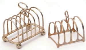 Edward VII toast rack of shaped oval form with cross stretcher, having seven wire work hoops, looped