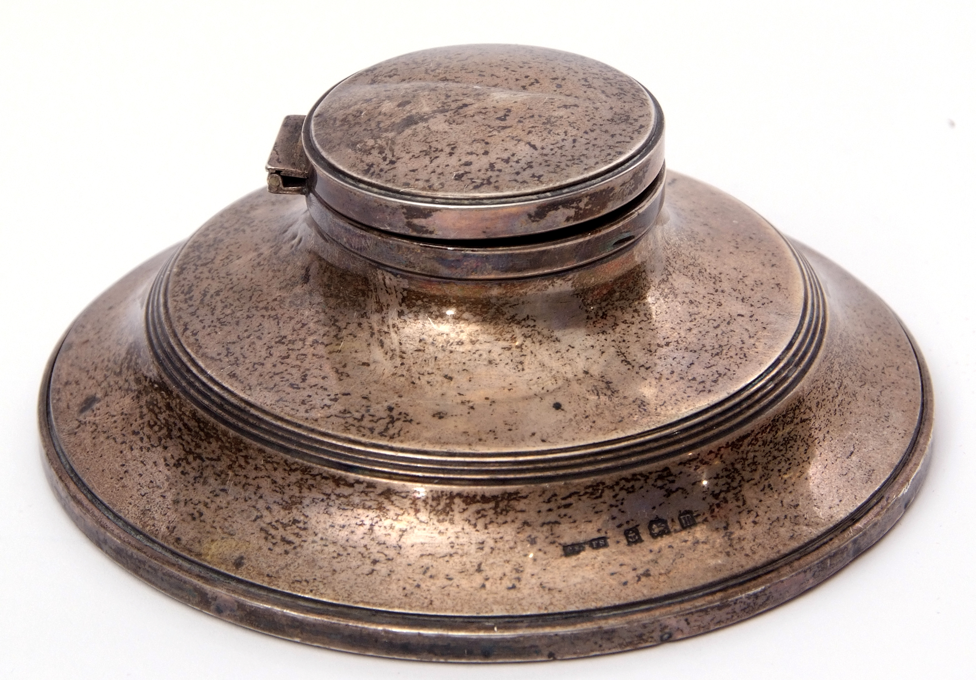 George V circular silver encased capstan inkwell with hinged lid, complete with internal glass - Image 2 of 2